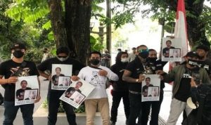 Foto Adam Deni Acungkan Jari Tengah ke Jokowi, Begini Respon Warga Aksi massa protes terhadap foto pria yang diduga Adam Deni yang sedang acungkan jari tengah ke Jokowi. (Istimewa/radarbali.id)