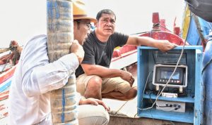 Nelayan di Jabar nangkap ikan pakai hape dan alat fish finder.