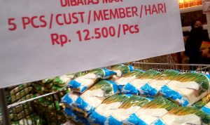 Aturan pembatasan pembelian gula kemasan di salah satu ritel di Kota Bandung. selasa (22/2)