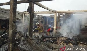 Petugas dari Damkar Kabupaten Tangerang menyisir lokasi kebakaran untuk melakukan pemadaman api di Pasar Gembong, Kampung Gembong, RT/RW 02/02, Desa Gembong, Kecamatan Balaraja, Kabupaten Tangerang. (HO/BPBD Kabupaten Tangerang)
