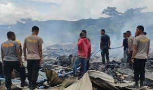 Puing-puing bekas kebakaran yang terjadi di Karubaga, Kabupaten Tolikara, Paoua, Sabtu (19/02) yang menewaskan seorang balita. (ANTARA/HO/Humas Polda Papua)
