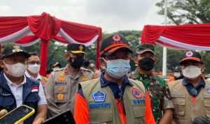Ketua BNPB Pusat, Letnan TNI Suharyanto saat melakukan upacara simbolis pembagian masker secara gratis di Kota Bandung. Sabtu (19/2). Foto. Sandi Nugraha
