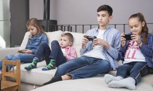 Ilustrasi anak kecanduan gadget (freepik)