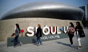 Korsel Mulai Suntikan Vaksin Covid-19 Dosis Keempat Korea Selatan akan memulai pemberian vaksin dosis keempat bulan ini. FOTO: REUTERS/KIM HONG-JI