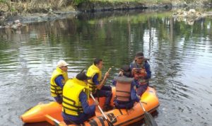 Kemunculan 3 Buaya di Sungai Cirarab Tangerang Resahkan Warga Petugas dari damkar dan BKSDA sedang melakukan penyisiran mencari buaya yang meresahkan warga di sungai Cirarab Tangereang. (Antara)