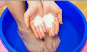 Ilustrasi manfaat merendam kaki dengan garam. (pixabay)