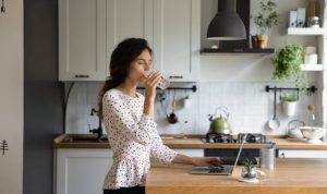 Ilustrasi, membangun semangat untuk aktifitas seharian, salah satunya dengan mengkonsumsi air putih di pagi hari. (pixabay)