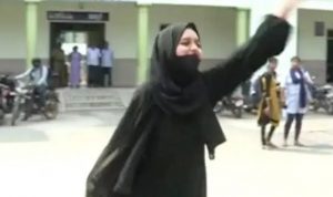 Seorang pelajar dari India Muskaan Khan, mendadak viral lantaran melakukan perlawanan terhadap kebijakan sekolahnya yang melarang penggunaan hijab di sekolah.