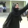 Seorang pelajar dari India Muskaan Khan, mendadak viral lantaran melakukan perlawanan terhadap kebijakan sekolahnya yang melarang penggunaan hijab di sekolah.