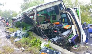Kondisi bus setelah kecelakaan di Jl. Dlingo-Imogiri, Minggu (6/2). (Foto: M. Sukron Fitriansyah/JPNN.com)