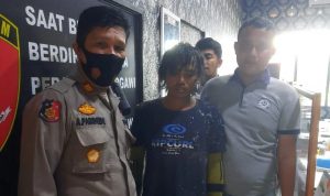 Pria berinisial I (tengah) pekerja kebun PTPN II yang membacok temannya sendiri. (Foto: Polres Binjai)