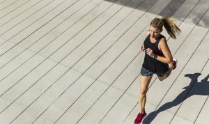 Begini Manfaat yang Bisa Dirasakan dari Olahraga Lari Sering Terpapar Sinar Matahari? Berikut 6 Tips Ampuh Cegah Penuaan Dini