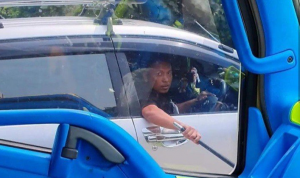Polisi Tangkap Pengemudi Avanza yang Acungkan Besi di Jalan Tol Polisi Tangkap Pengemudi Avanza yang Acungkan Besi di Jalan Tol