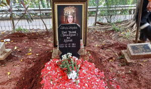 Nisan Dorce Gamalama Ditulis dengan Nama Aslinya Nisan Dorce Gamalama Ditulis dengan Nama Aslinya