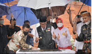 Usai Direnovasi, Ridwan Kamil Resmikan Alun-alun Keraton Kasepuhan Cirebon Usai Direnovasi, Ridwan Kamil Resmikan Alun-alun Keraton Kasepuhan Cirebon
