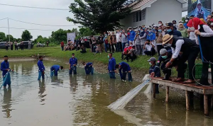 Kunjungi RPS di SMKN 1 Mundu, Ridwan Kamil Panen Ikan dan Udang