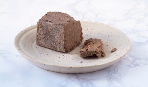 Terasi bahan makanan berbau khas yang memiliki segudang manfaat (sumber gambar: nyonyacooking.com)