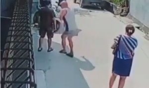 Tangkapan layar seorang pria diduga menodongkan senjata api di Komplek Taman kopo Indah (TKI), Desa Margahayu.