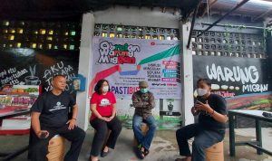 Pemateri diskusi Obrolan Warung Migran sedang berbincang mengenai permasalahan PMI di Warung Migran, Jumat (18/02/2022)./ Arvi Resvanty