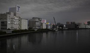 Tokyo Gelap Gulita Usai Dilanda Gempa Dahsyat M 7,3, Begini Imbauan Pemerintahnya Gempa kuat Magnitudo 7,3 membuat lebih dari 2 juta rumah di daerah Tokyo menjadi gelap gulita. (AFP/Philip Fong)