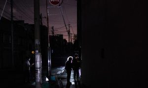 Reaktor Nuklir Fukushima Aman, Meski Tokyo Sempat Gelap Gulita Akibat Gempa M 7,3 Gempa kuat Magnitudo 7,3 membuat lebih dari 2 juta rumah di daerah Tokyo menjadi gelap gulita. (AFP/Philip Fong)