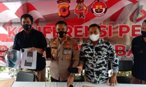 Pasutri Pelaku Arisan Bodong di Jatinangor Sudah Beraksi Selama 4 tahun. Polda Jabar gelar Konferensi pers kasus arisan bodong di Jatinangor, Kab. Sumedang, Jawa barat. Selasa (1/3). Foto. Sandi Nugraha