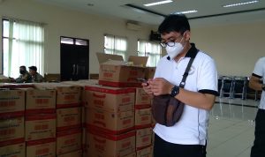 Puluhan karton minyak goreng kemasan 1 liter dalam operasi pasar untuk disalurkan kepada warga melalui masing-masing desa di Kecamatan Cicalengka, Kabupaten Bandung. (Jabar Ekspres)