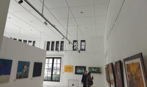 Katakan Seni Rupa dengan Cinta: Pameran Tentang Idealisme Seniman Tekuni Dunianya PAMERAN: Pengunjung tengah mengamati karya seniman dalam pameran Katakan Seni Rupa dengan Cinta di Galeri Pusat Kebudayaan, Gedung Yayasan Pusat Kebudayaan, pada Selasa (1/3). (Muhamad Nizar/Jabar Ekspres)