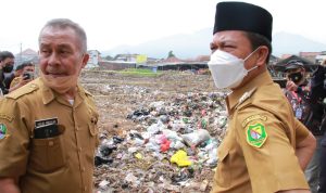 Pemkab Bandung Tuntas Angkut 1000 Ton Sampah di Pasar Banjaran Bupati Bandung Dadang Supriatna melakukan inspeksi mendadak ke lokasi pembuangan sampah di Pasar Banjaran, beberapa waktu lalu.