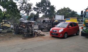 Tampak Mobil Pick Up puting yang mengalami kecelakaan hingga terguling, di jalan Raya Bandung-Garut, KecamatanCimanggung, Sumedang, pada Selasa (1/3)