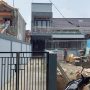 Rumah orang tua Doni Salmanan, di Gang Sariwangi, Desa Soreang, Kecamatan Soreang sama nampak sepi,
