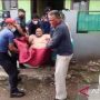 Proses evakuasi warga obesitas oleh petugas damkar di Bogor, Rabu (9/3) (ANTARA/HO-Humas Pemkab Bogor)