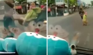 Perkelahian Antar Pengamen Viral di Medsos, Warganet Salah Fokus Pada Tendangan Pengamen Berjilbab Tangkapan layar video viral perkelahian antar pengamen. @terangmedia