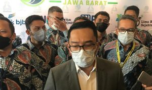 Gubernur Jawa barat, Ridwan Kamil menanggapi bantuan yang diberikan Doni Salmanan untuk warga Jawa Barat. Sabtu (12/3). Foto. Sandi Nugraha