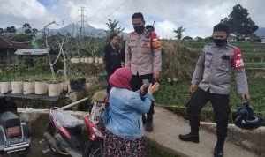 Kapolsek Ciwidey, AKP Hadi Mulyana (kiri) bersama anggota saat lakukan pencarian balita yang hanyut di parit. *Istimewa