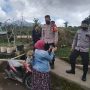 Kapolsek Ciwidey, AKP Hadi Mulyana (kiri) bersama anggota saat lakukan pencarian balita yang hanyut di parit. *Istimewa