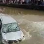 Penampakan mobil yang hancur setelah diamuk massa dan diceburkan kedalam sungai. Foto: Deny/sumeks.co