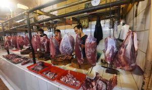 Aktivitas di lapak daging di Pasar Depok Jaya. Foto : Lutviatul Fauziah/JPNN.com.
