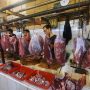 Aktivitas di lapak daging di Pasar Depok Jaya. Foto : Lutviatul Fauziah/JPNN.com.