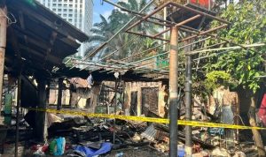 Bangunan 13 pintu kontrakan yang ludes karena kebakaran di Kecamatan Tanah Abang, Jakarta Pusat, Senin pagi (14/3/2022). ANTARA/Mentari Dwi Gayati.