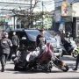 Tangkapan Video, penganiayaan yang dilakukan pengendara moge di Jalan Setia Budi Bandung. tampak motor gede (moge) yang masih dibiarkan terkapar ditengah jalan .