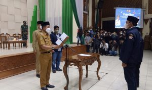 Bupati Bandung Dadang Supriatna melantik Karang Taruna Kabupaten Bandung Masa Bakti 2021 - 2023 di Gedung Mohamad Toha, Soreang, Kabupaten Bandung, Senin (14/3).