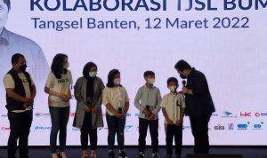 Menteri BUMN Erick Tohir secara simbolis menyerahkan bantuan dalam Program Kolaborasi TJSL BUMN. (ist)
