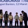 Menteri BUMN Erick Tohir secara simbolis menyerahkan bantuan dalam Program Kolaborasi TJSL BUMN. (ist)