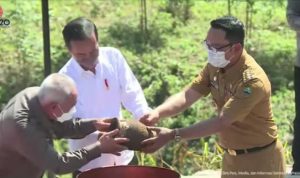 Gubernur Jawa Barat, Ridwan saat menyerahkan tanah dan air dari 27 tempat di Jabar pada Presiden Jokowi Panajam Paser Utara, pada Senin pagi (14/3).