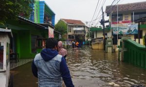 Desa Dayeuhkolot Kabupaten Bandung Diterjang Banjir, 56 Warga Mengungsi Situasi banjir di Dayeuhkolot, Kelurahan Dayeuhkolot, Kecamatan Dayeuhkolot, Kabupaten Bandung. (Nizar- jabarekspres.com)