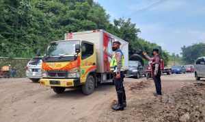 Anggota Polres Sumedang saat amankan arus lalu lintas akibat amblasnya Jalan Sumedang-Cirebon. *Istimewa