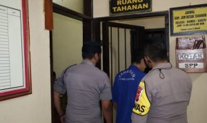 Tersangka dukun palsu yang ditangkap petugas Polsek Cihideung,Polres Tasikmalaya Kota saat dimasukkan ke dalam tahanan, Selasa (15/3/2022). Foto:Rezza Rizaldi / Radartasik.com