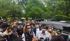 KUNJUNGAN KERJA: Gubernur Jabar Ridwan Kamil, Menko Marves Luhut Binsar Pandjaitan, dan Plt Kota Bandung seusai meninjau ISPAL Bojongsoang, Kabupaten Bandung, Selasa (15/3).
