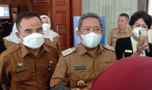 PLT Walikota Bandung, Yana Mulyana (kanan) disampingi Kadisdukcapil Kota Bandung Tatang Muchtar (kanan). Selasa (15/3). Foto. Sandi Nugraha
